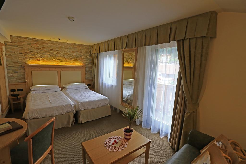 Hotel Ladina Campitello di Fassa Zimmer foto